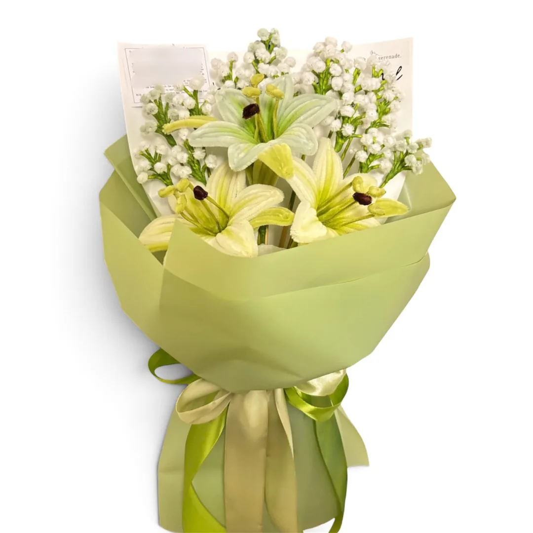 The arrangement features 3 pcs  lily flowers, complemented by baby's breaths as fillers.